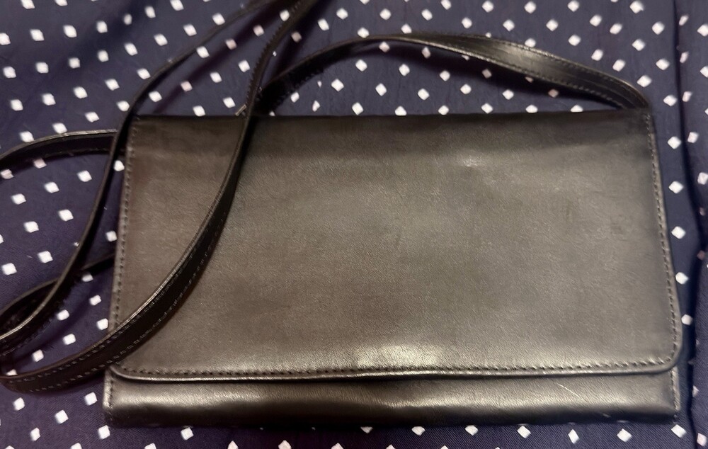 Vintage G.H. Bass & Co Black Full Grain Leather Crossbody Wallet